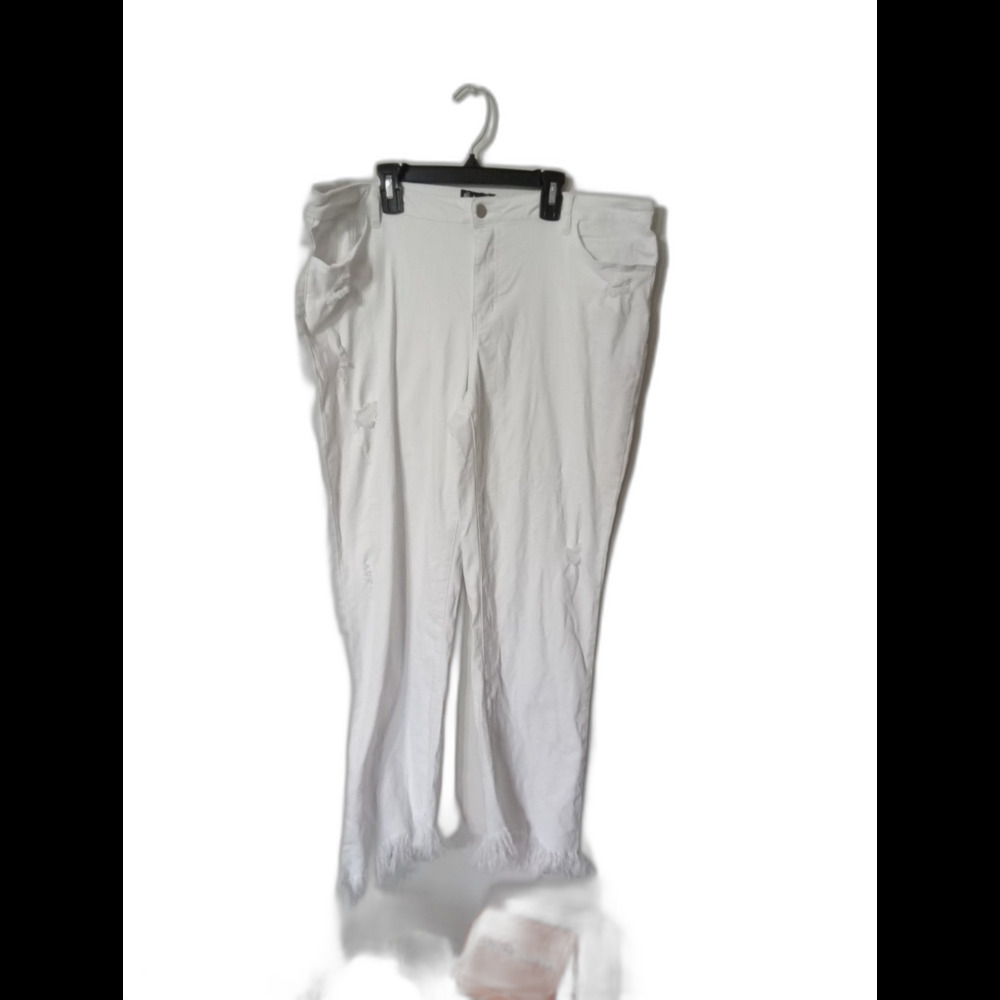 Azi Capri Distressed Jeans White Size 16